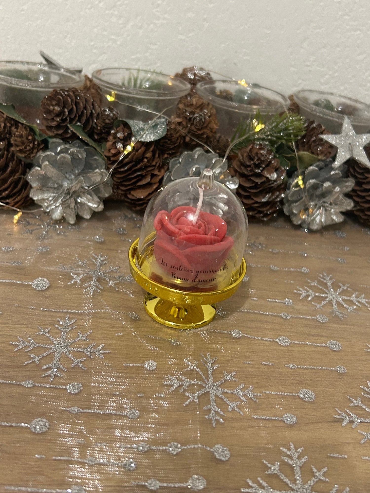 Cloche avec bougies en fleurs