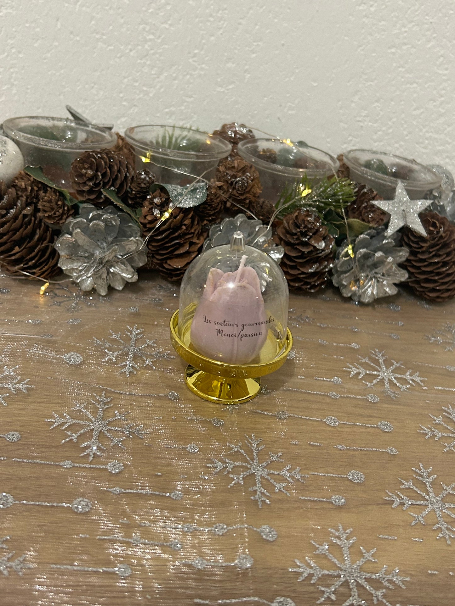 Cloche avec une fleur en bougies